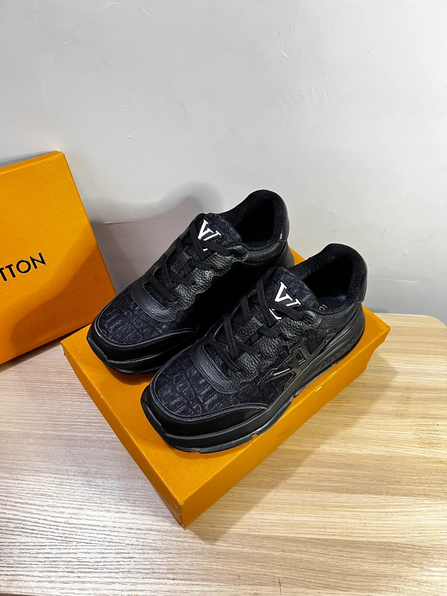 Factory price: 438💰LV men's classic casual sneakers. This sneaker is made of soft cow leather and has a classic logo. The classic logo shapes the elegant upper. The thick yet lightweight rubber outsole is embossed with the Louis Vuitton logo. The padded insole and technical lining once again upgrade the comfort experience. The calfskin lining imported from Italy is high-end and comfortable, and the original outsole is light and wear-resistant! Purely handmade, details determine quality! Size: 38-45, customized 45
